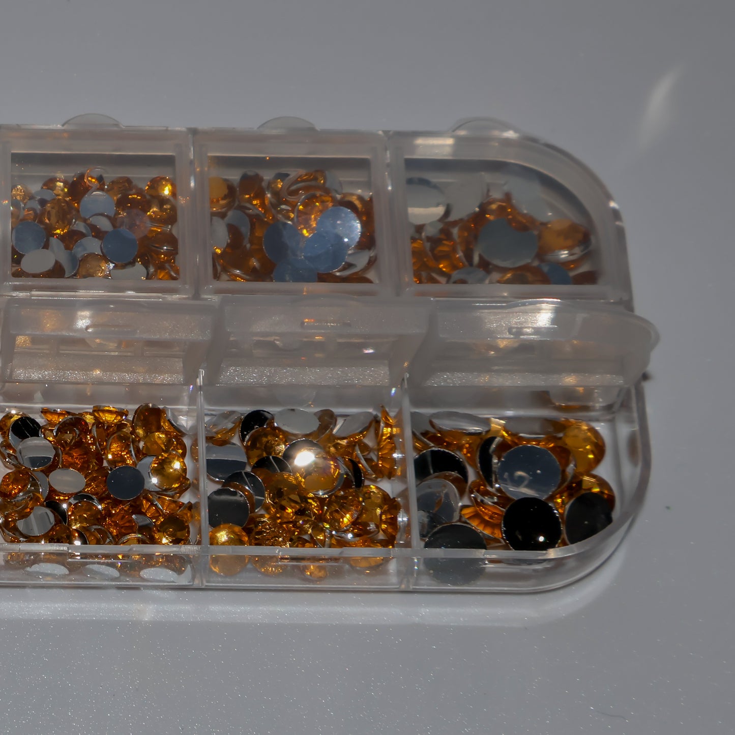 Diamantes de imitación dorados